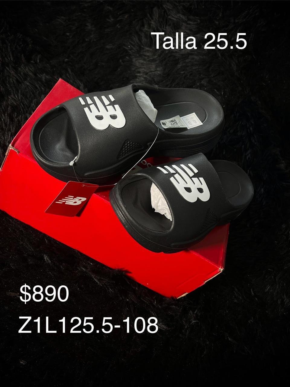 Sandalias New Balance negro talla 25.5 MX en su caja