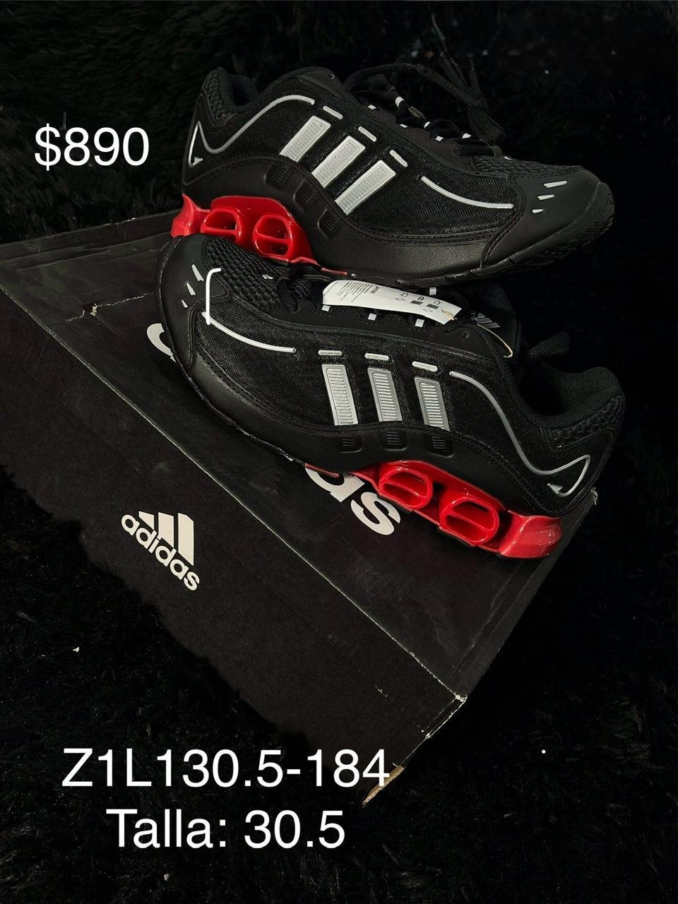 Tenis Adidas negro con rojo talla 30.5 MX en su caja