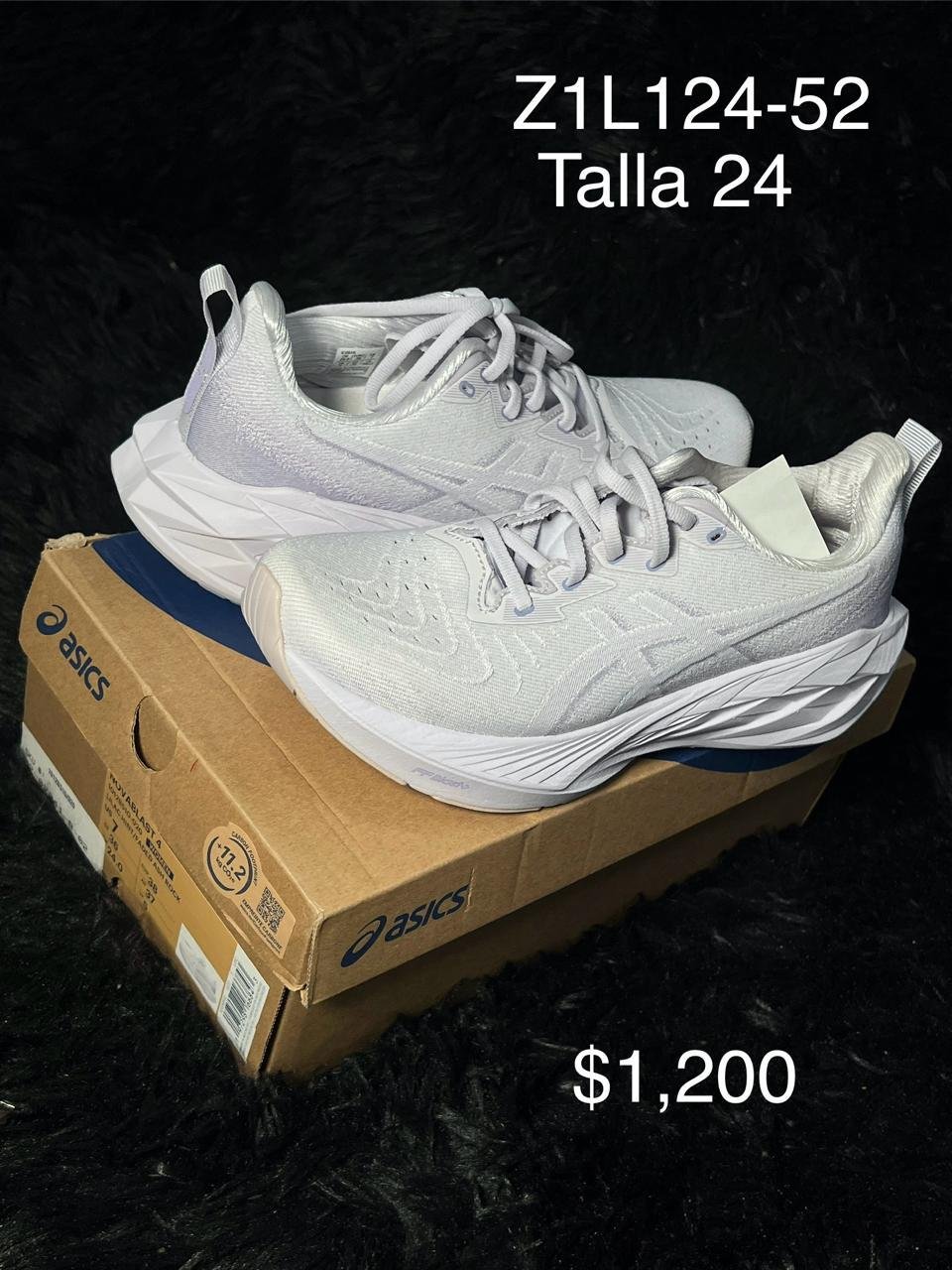 Tenis ASICS Novablast blanco talla 24 MX en su caja