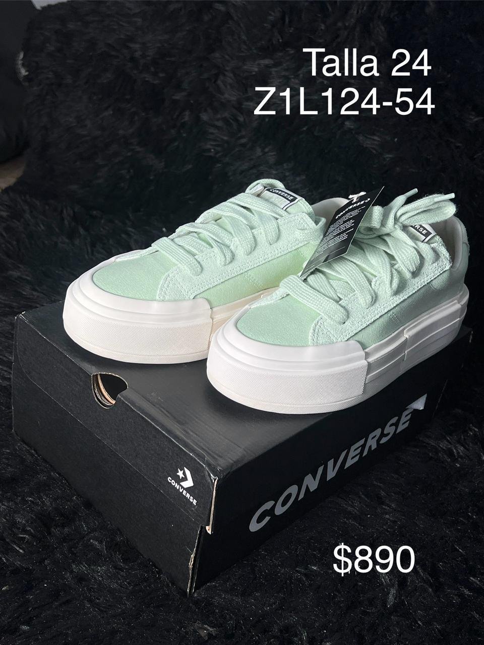 Tenis Converse de plataforma verde menta talla 24 MX en su caja