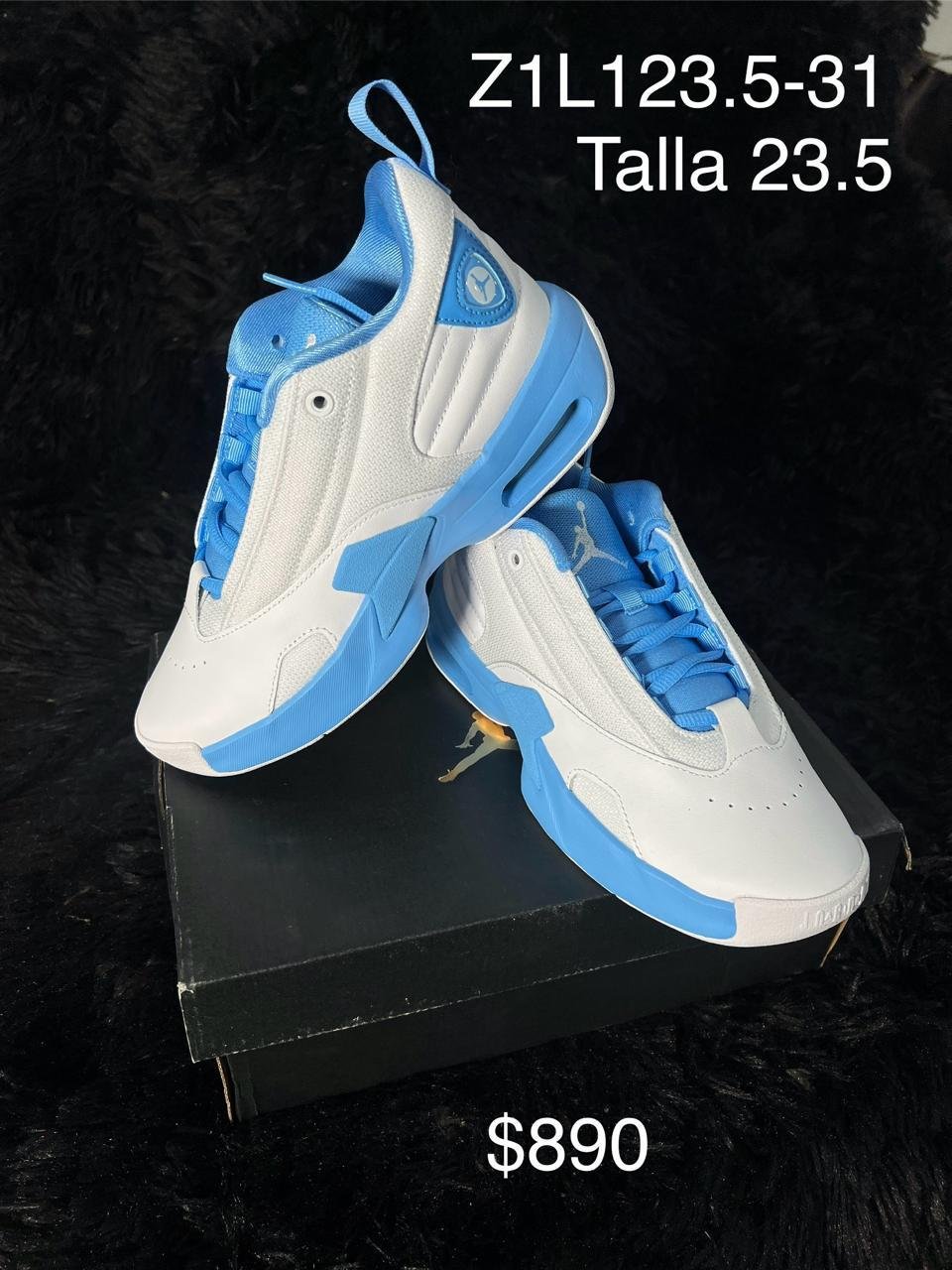 Tenis Jordan blanco con azul talla 23.5 MX en su caja