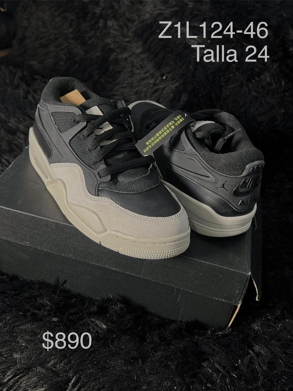 Tenis Jordan negro con gris talla 24 MX en su caja