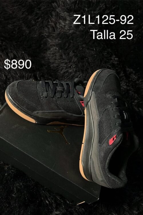 Tenis Jordan negro talla 25 MX en su caja