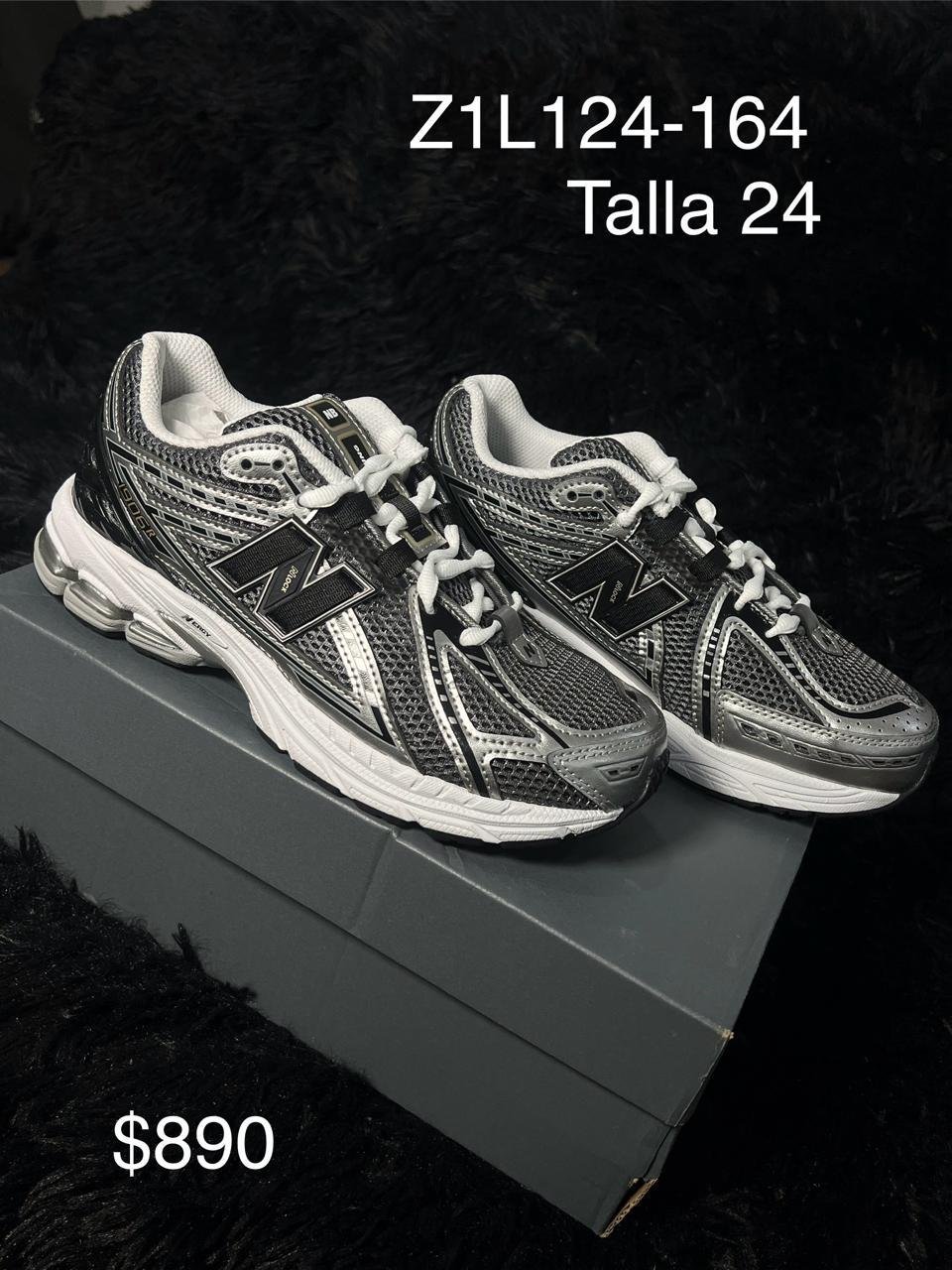 Tenis New Balance 1906R plata con negro talla 24 MX en su caja