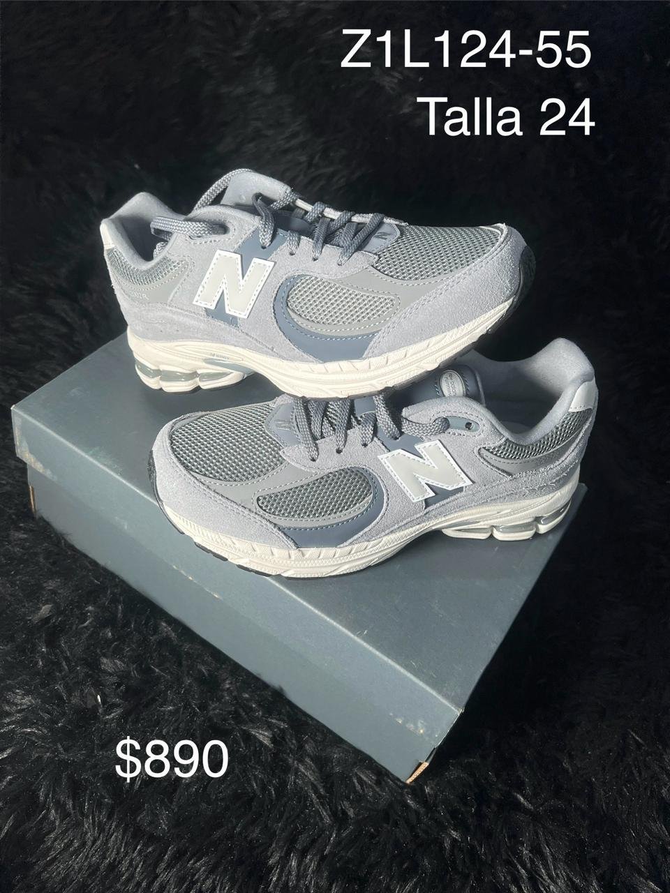 Tenis New Balance 2002R gris talla 24 MX en su caja