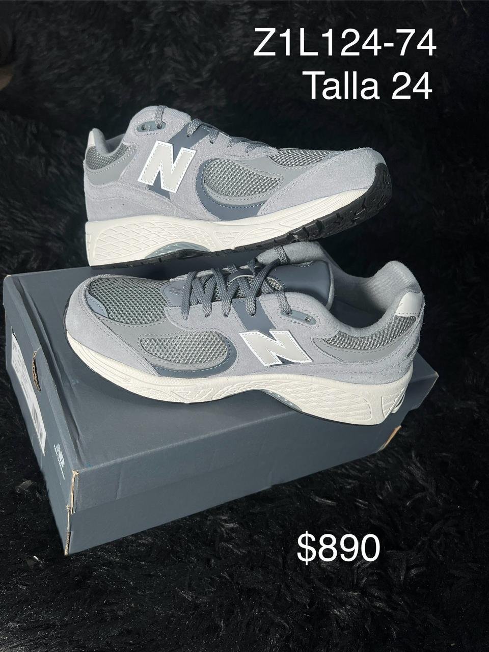 Tenis New Balance 2002R gris talla 24 MX en su caja