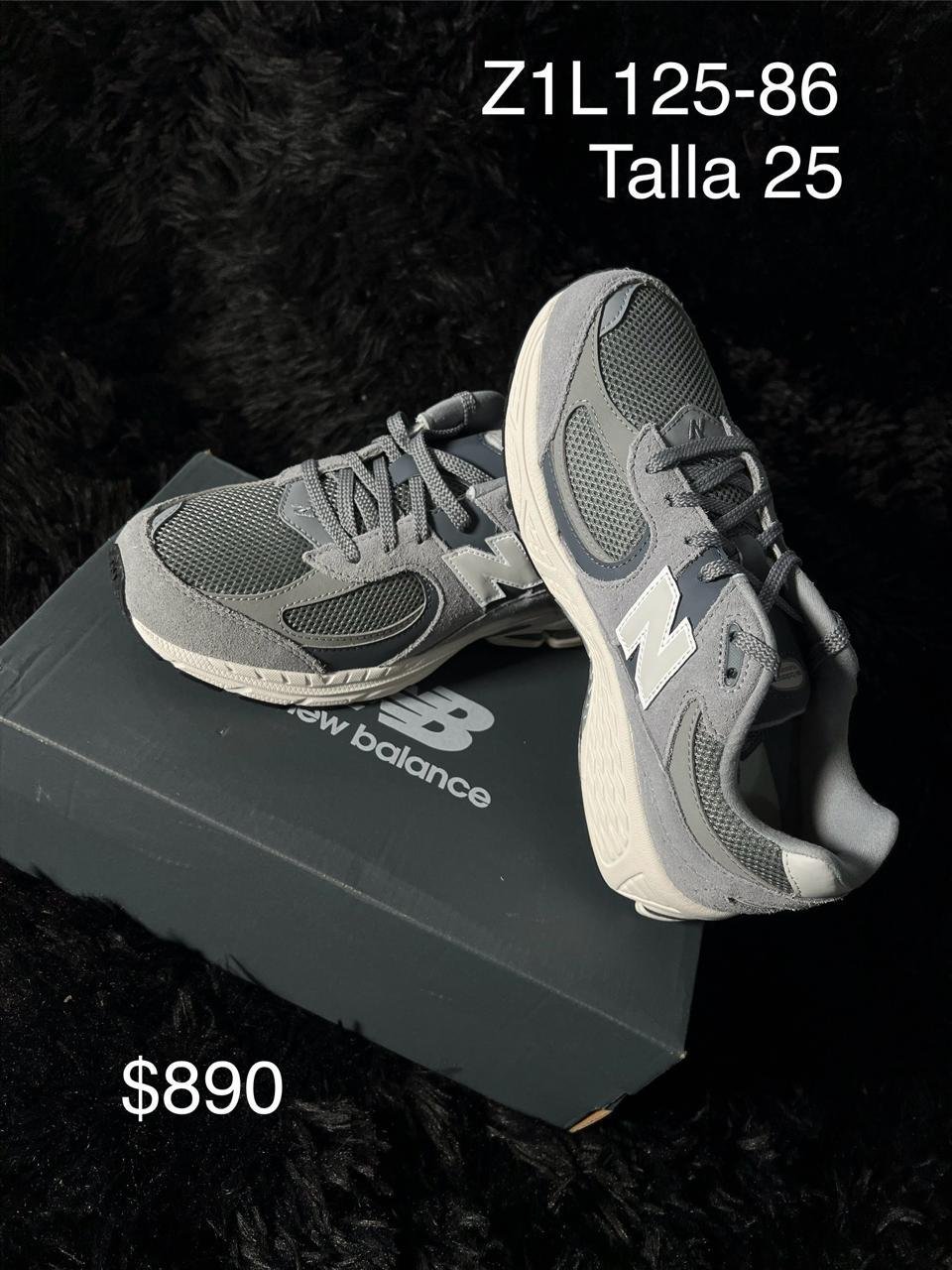 Tenis New Balance 2002R gris talla 25 MX en su caja