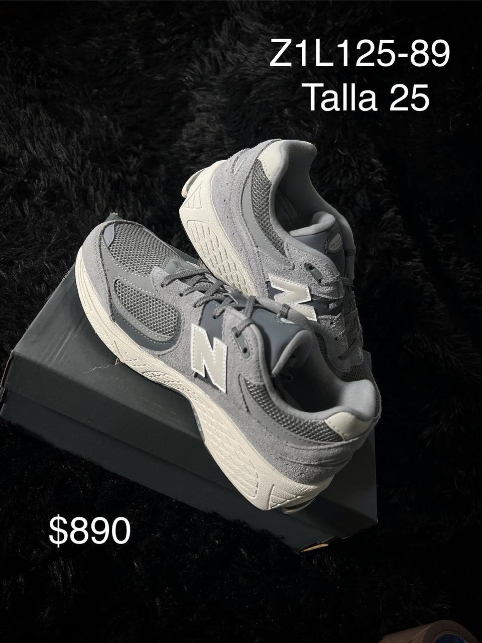 Tenis New Balance 2002R gris talla 25 MX en su caja