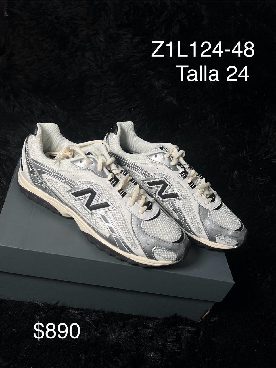 Tenis New Balance 530 blanco con plata talla 24 MX en su caja
