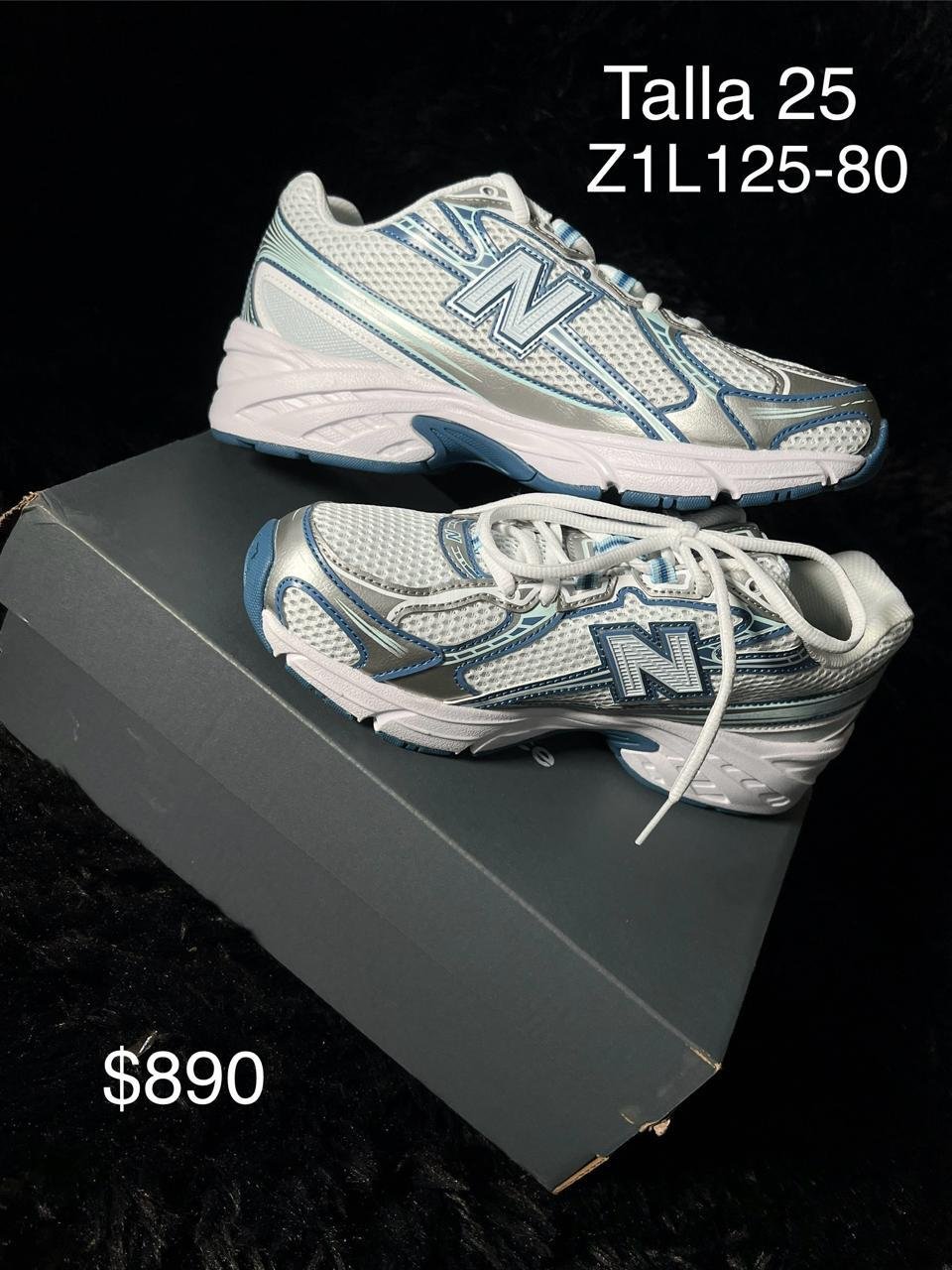 Tenis New Balance blanco con azul talla 25 MX en su caja