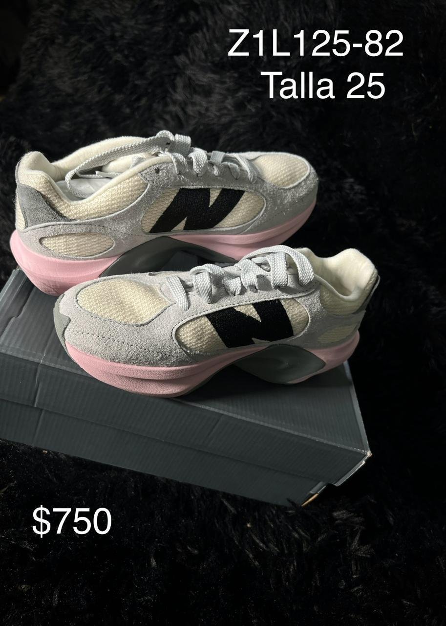 Tenis New Balance gris con rosa talla 25 MX en su caja