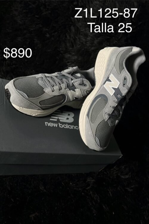 Tenis New Balance gris talla 25 MX en su caja