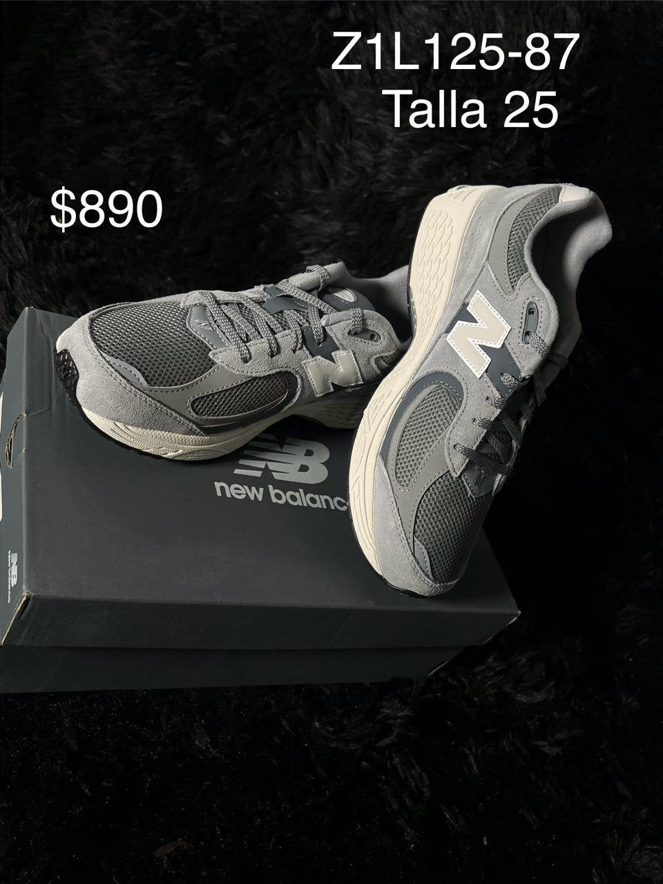 Tenis New Balance gris talla 25 MX en su caja