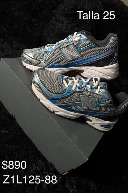 Tenis New Balance plata con azul talla 25 MX en su caja