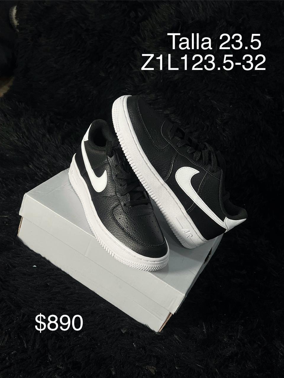Tenis Nike Air Force 1 negro con blanco talla 23.5 MX en su caja