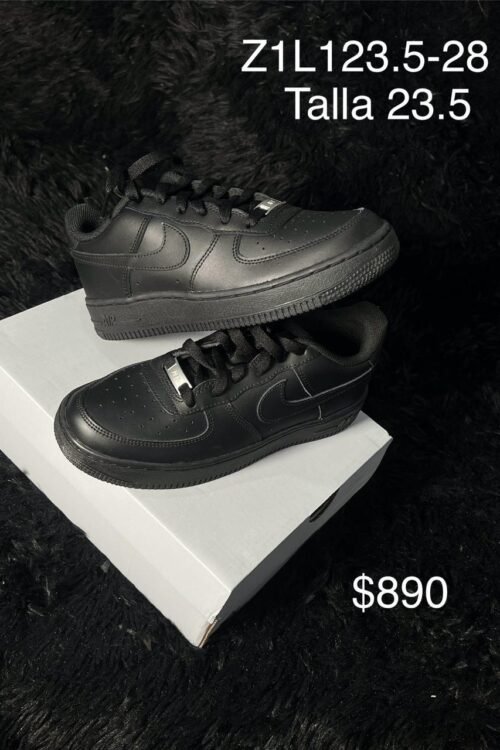 Tenis Nike Air Force 1 negro talla 23.5 MX en su caja