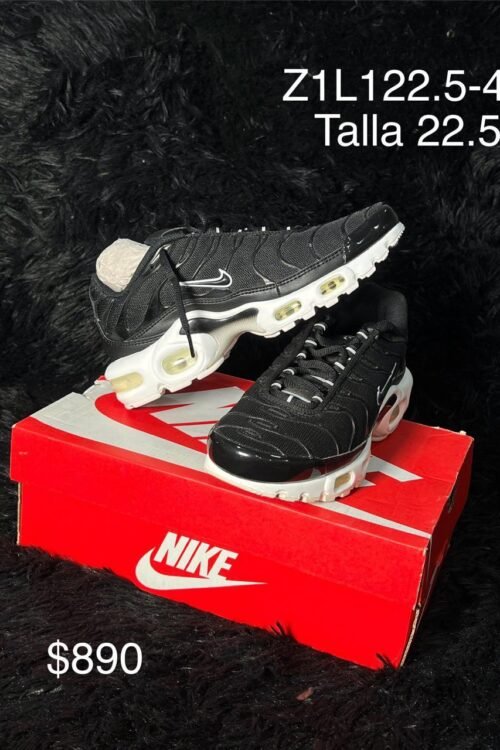 Tenis Nike Air Max Plus negro talla 22.5 MX en su caja