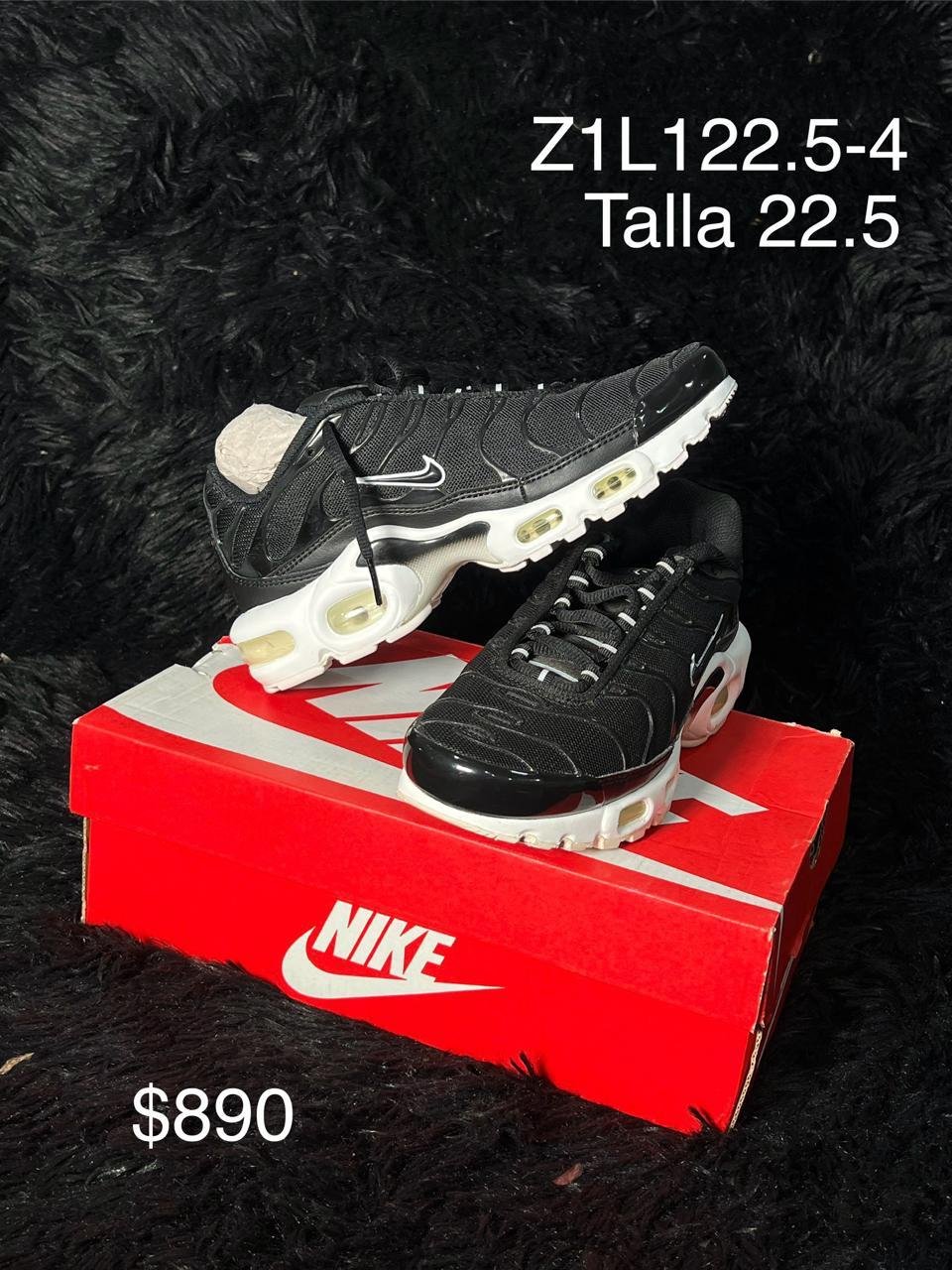 Tenis Nike Air Max Plus negro talla 22.5 MX en su caja