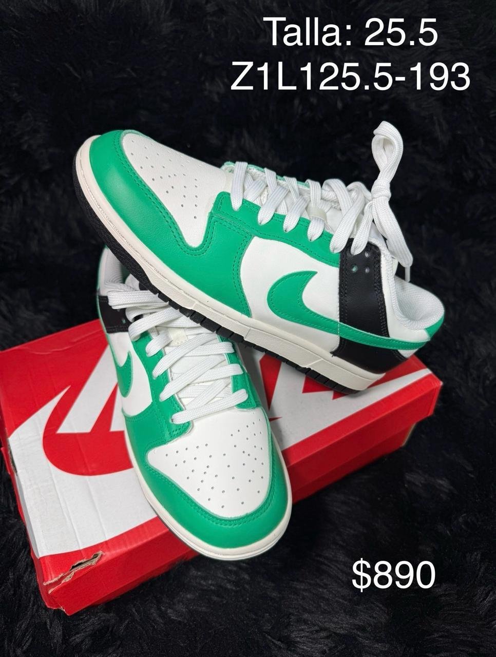 Tenis Nike Dunk Low verde con blanco y negro talla 25.5 MX en su caja