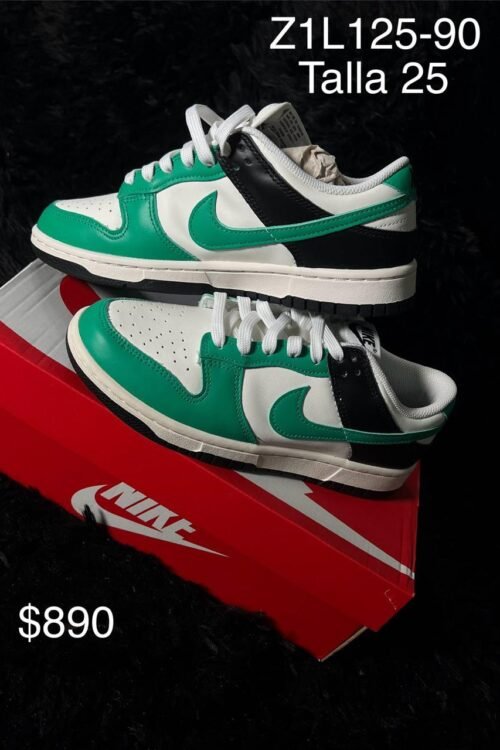 Tenis Nike Dunk Low verde con blanco y negro talla 25 MX en su caja