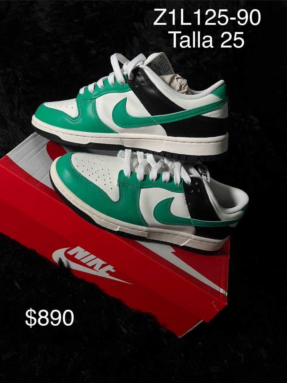 Tenis Nike Dunk Low verde con blanco y negro talla 25 MX en su caja
