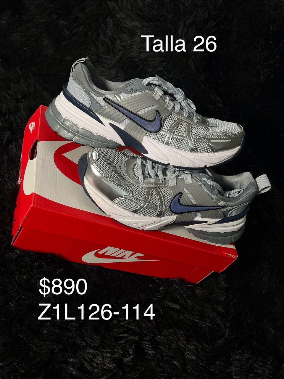 Tenis Nike V2K Run plata con azul talla 26 MX en su caja