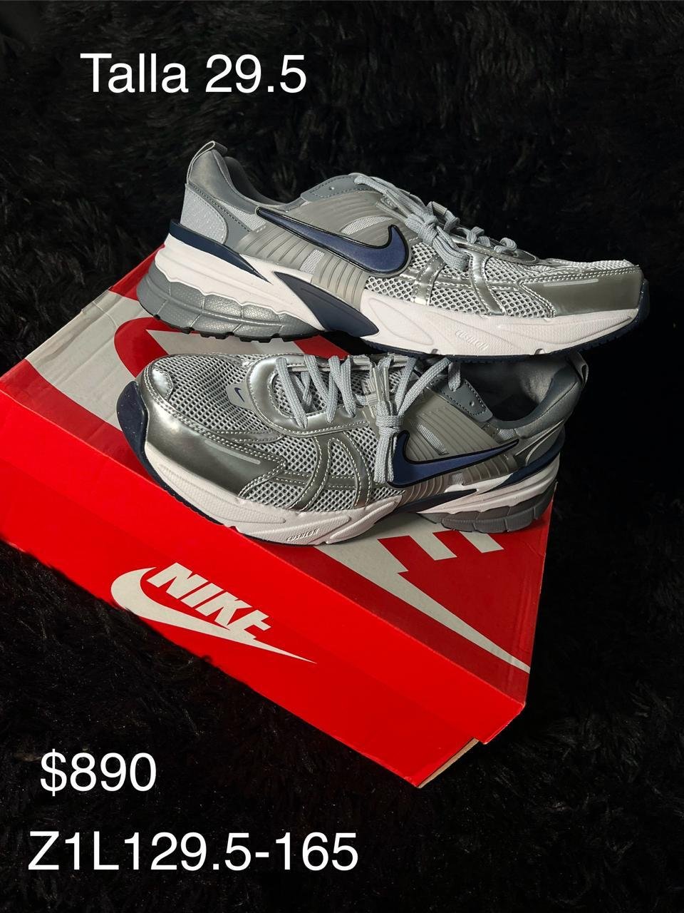 Tenis Nike V2K Run plata con azul talla 29.5 MX en su caja