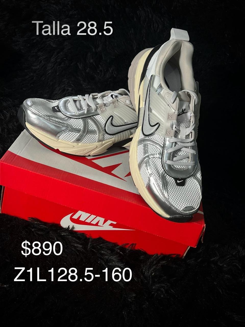 Tenis Nike V2K Run plata talla 28.5 MX en su caja