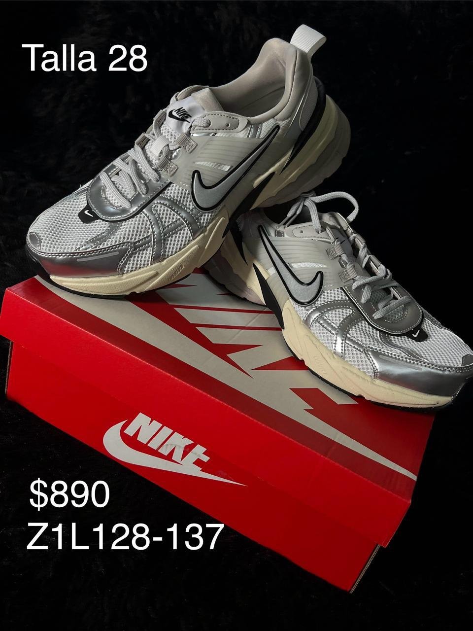 Tenis Nike V2K Run plata talla 28 MX en su caja