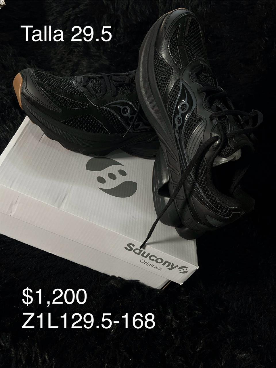 Tenis Saucony negro total talla 29.5 MX en su caja